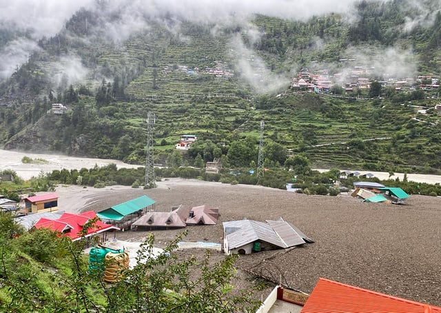 Inde: les images d'une coulée de boue emporte des maisons d'une localité himalayenne