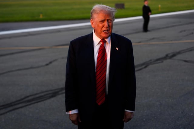El presidente estadounidense Donald Trump habla con reporteros antes de abordar el Air Force One en el Aeropuerto Internacional Lehigh Valley, el domingo 3 de agosto de 2025, en Allentown, Pensilvania. (AP Foto/Julia Demaree Nikhinson)