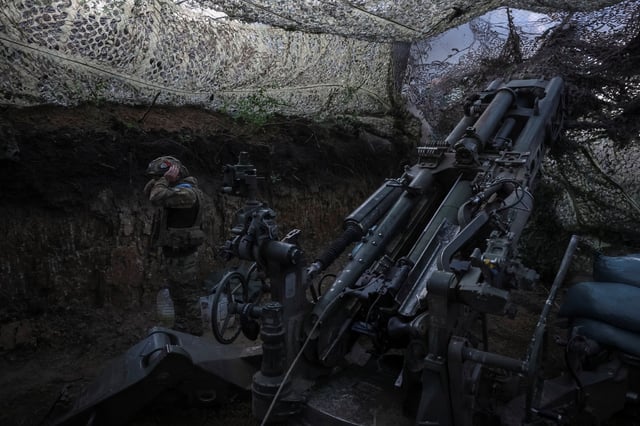 A serviceman of the 148th Separate Artillery Zhytomyr Brigade of the Armed Forces of Ukraine fires a M777 Howitzer towards Russian troops at a position on the front line, amid Russia's attack on Ukraine, in Donetsk region, Ukraine June 9, 2025. REUTERS/Anatolii Stepanov/File Photo