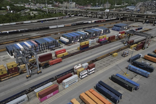 FILE - Shipping containers are loaded onto trucks at CSX Intermodal Terminals, a supplier of rail-based freight transportation, at CSX Queensgate Rail Yard, May 7, 2025, in Cincinnati. (AP Photo/Carolyn Kaster, File)