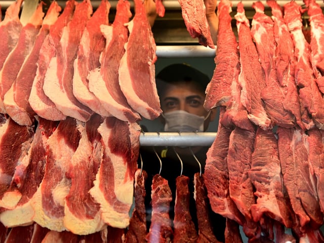 (250804) -- BRASILIA, 4 agosto, 2025 (Xinhua) -- Un empleado revisa las reservas de cortes de carne en una carnicería, en Brasilia, Brasil, el 4 de agosto de 2025. Brasil puede perder hasta 0,20 puntos porcentuales de su Producto Interno Bruto en 2025 y 0,38 en 2026, debido a los aranceles del 50 por ciento aplicados por Estados Unidos a productos brasileños, según estimaciones divulgadas el viernes por la Federación de Industrias del Estado de Sao Paulo. (Xinhua/Lucio Tavora) (lt) (oa) (ah) (vf)