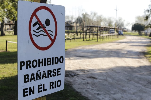 El impactante color rojo en el río Areco generó preocupación y activó una investigación para determinar su origen