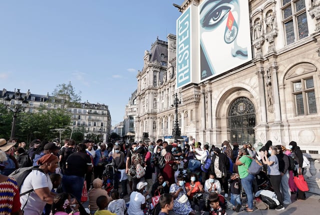 Rassemblement à l'appel de l'association Utopia 56 en soutien à plusieurs familles sans abri devant l'hôtel de ville de Paris, le 5 août 2025.