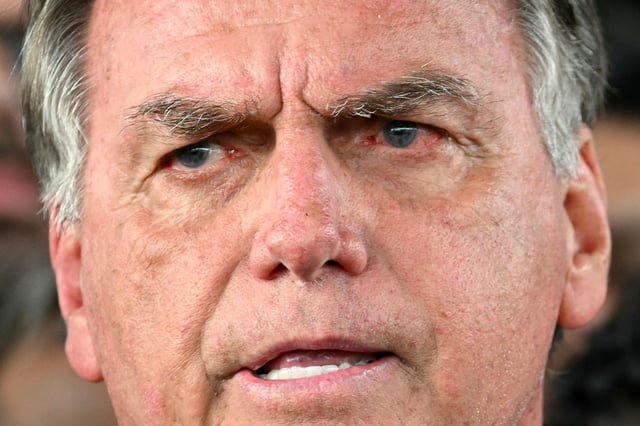 El expresidente de Brasil, Jair Bolsonaro, habla con la prensa tras salir del edificio del Senado en Brasilia, el 26 de marzo de 2025