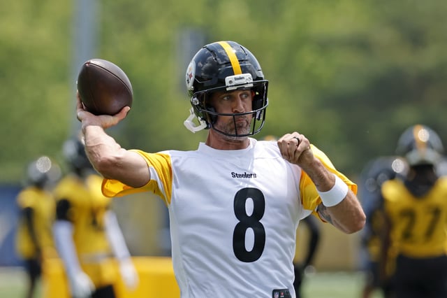 Aaron Rodgers #8 of the Pittsburgh Steelers in action during Minicamp at UPMC Rooney Sports Complex on June 10, 2025 in Pittsburgh, Pennsylvania.