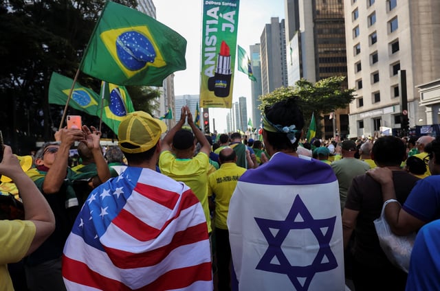 Supporters of former Brazilian President Jair Bolsonaro attend a demonstration against the Supreme Court's measures in his trial, at the Paulista avenue in Sao Paulo, Brazil August 3, 2025. REUTERS/Jorge Silva