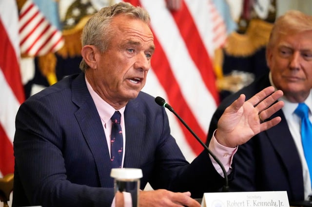 El secretario de Salud y Servicios Humanos (HHS, por sus siglas en inglés), Robert F. Kennedy Jr. habla mientras el presidente Donald Trump escucha, en un evento para promover su propuesta de mejorar el acceso de los estadounidenses a sus registros médicos en la Sala este de la Casa Blanca, el miércoles 30 de julio de 2025, en Washington. (AP Foto/Mark Schiefelbein)