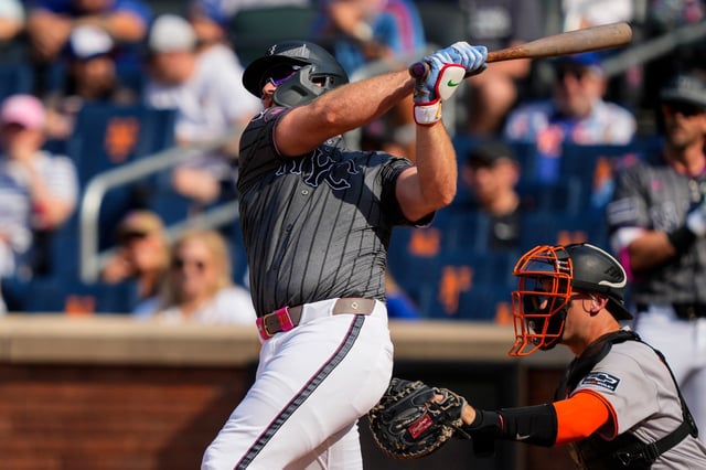 New York Mets&#39; Pete Alonso hits a two-run home run during the first inning of a baseball game against the San Francisco Giants, Saturday, Aug. 2, 2025, in New York. (AP Photo/Yuki Iwamura)