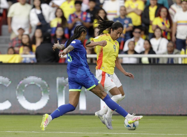 Soccer Football - Women's Copa America - Final - Colombia v Brazil - Estadio Rodrigo Paz Delgado, Quito, Ecuador - August 2, 2025 Colombia's Mayra Ramirez in action with Brazil's Tarciane REUTERS/Cristina Vega