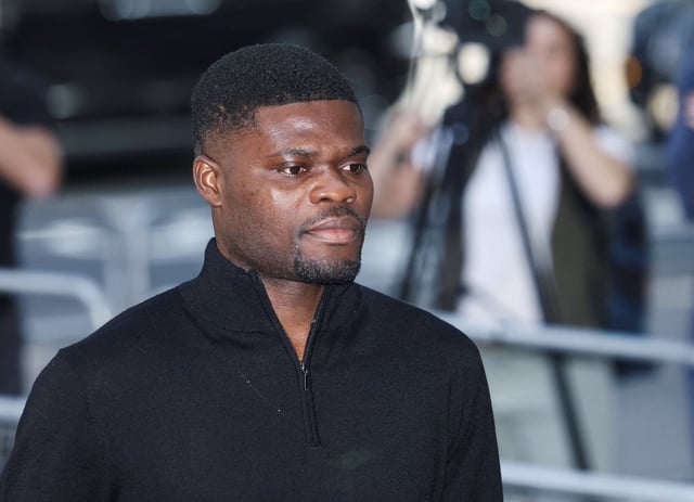 Así se retiraba Thomas Partey del tribunal, tras obtener la libertad condicional en la causa por cinco cargos de violación y uno de agresión sexual