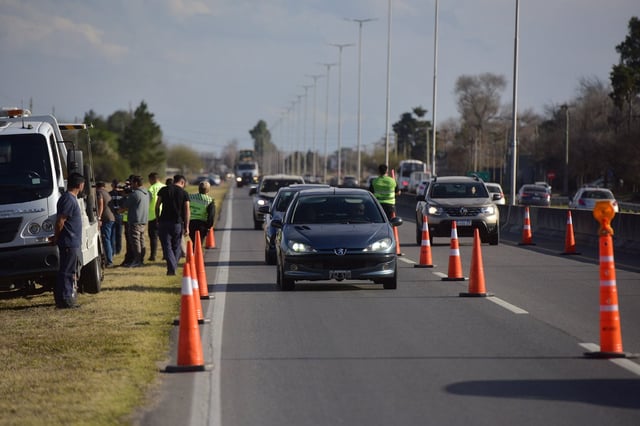 Control de velocidad sobre la avenida Armada Argentina, ruta 5 que entra desde Alta Gracia.  (Nicolás Bravo / La Voz)