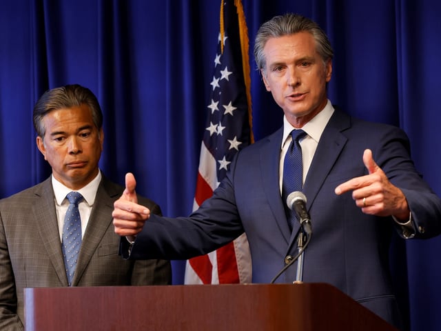 SACRAMENTO (United States), 05/08/2025.- California Governor Gavin Newsom (R) and California Attorney General Rob Bonta (L) provide an update on California’s ongoing litigation against the Trump Administration during a press conference in Sacramento, California, USA, 04 August 2025. Governor Newsom also responded to media questions over the GOP majority’s plan to redraw Texas congressional lines. EFE/EPA/JOHN G. MABANGLO