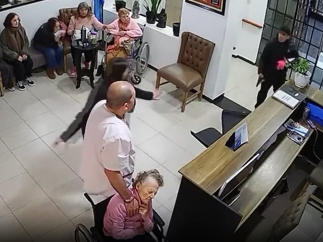 El asalto quedó registrado por las cámaras de seguridad del geriátrico. 