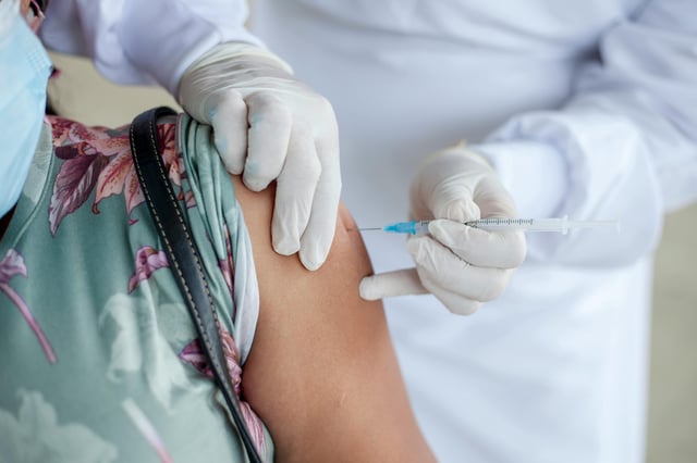 La Secretaría de Salud llamó a la población en general a completar sus esquemas de vacunación y destacó que este año se han destinado más de 15 mmdp para adquirir 96 millones de dosis de 14 vacunas dentro del Programa de Vacunación Universal