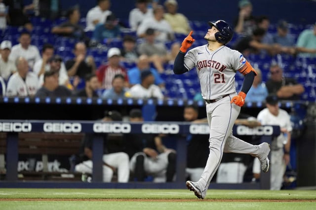 Houston Astros&#39; Yainer Diaz celebrates as he runs the bases fter hitting a three-run homer in the fifth inning of a baseball game against the Miami Marlins, Tuesday, Aug. 5, 2025, in Miami. (AP Photo/Rebecca Blackwell)