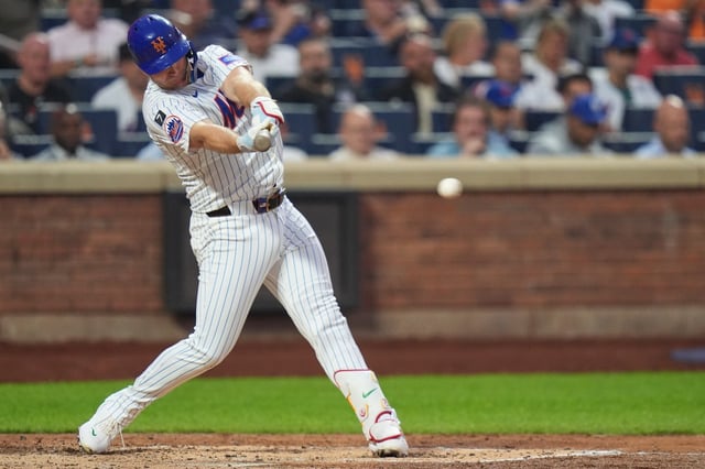 New York Mets&#39; Pete Alonso hits a single during the third inning of a baseball game against the Cleveland Guardians Tuesday, Aug. 5, 2025, in New York. (AP Photo/Frank Franklin II)