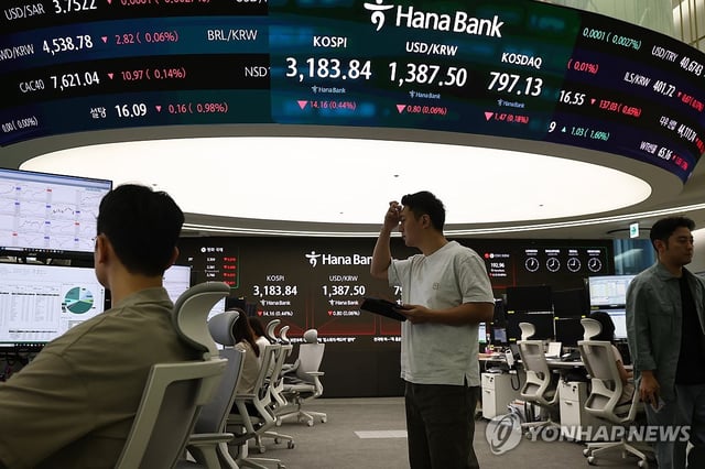 A dealing room at Hana Bank in downtown Seoul on Aug. 6, 2025 (Yonhap)