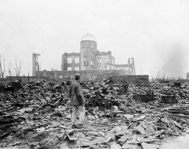 Una foto tomada semanas después de la bomba atómica en Hiroshima