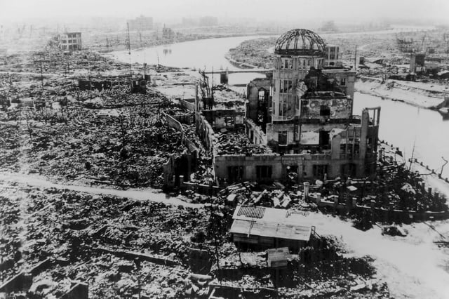 Foto facilitada por el Museo Conmemorativo de la Paz de Hiroshima que muestra la Cúpula de la Bomba Atómica de Hiroshima, originariamente sede de Promoción Industrial de la Prefectura de Hiroshima, fotografiada por el Ejército estadounidense tras lanzar la bomba atómica el 6 de agosto de 1945