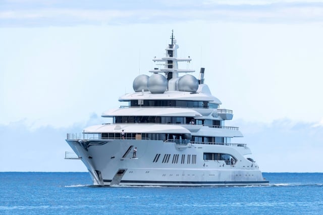 Le superyacht Amadea, présumé appartenir à l'oligarque russe Suleiman Kerimov, visé par des sanctions américaines, à son arrivée au port d'Honolulu, aux Etats-Unis, le 16 juin 2022