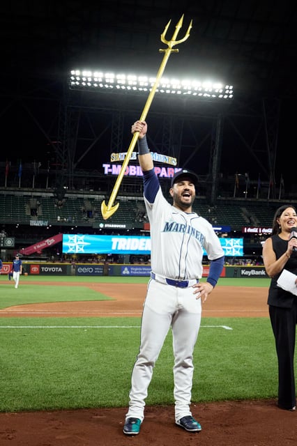 El venezolano Eugenio Suárez, de los Marineros de Seattle, festeja tras la victoria sobre los Medias Blancas de Chicago, el martes 5 de agosto de 2025 (AP Foto/John Froschauer)