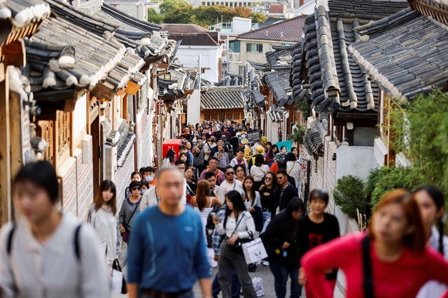 A large crowd of tourists walks through Bukchon Hanok Village in Seoul, South Korea, October 25, 2024. REUTERS/Kim Soo-hyeon/File Photo