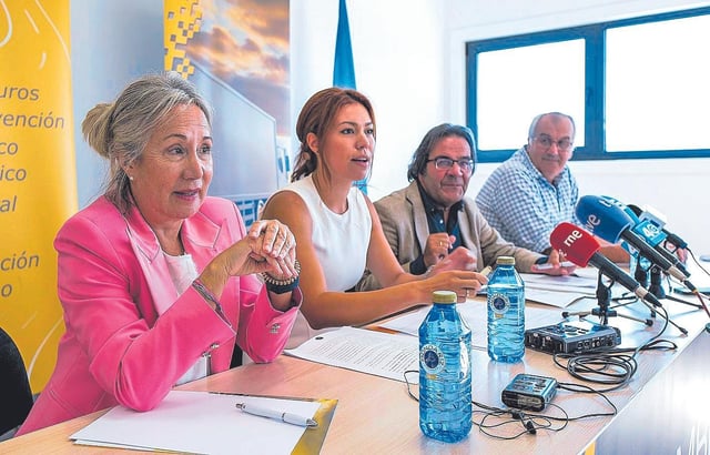 La secretaria general de Apetamcor, Myriam Otero; la gerente, Natalia Blanco; el abogado Xoán Antón Pérez Lema y el vicepresidente de la asociación, Manuel Otero. |  Xurxo Martínez