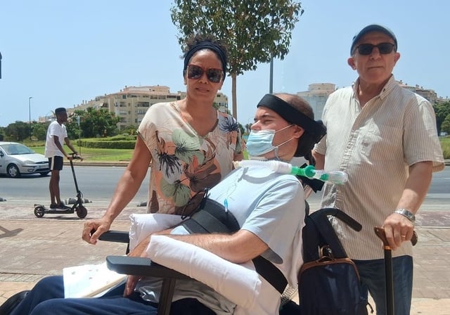 Juan Cristóbal Parejo, malagueño afectado por la ELA, este lunes con su mujer y su padre