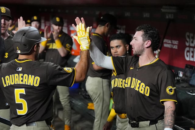 El dominicano Ramón Laureano festeja tras anotar por los Padres de San Diego ante los Diamondbacks de Arizona, el martes 5 de agosto de 2025 (AP Foto/Ross D. Franklin)