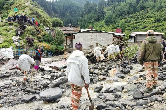 Efectivos de la policía fronteriza indotibetana retiran escombros y buscan sobrevivientes tras una inundación repentina que arrastró muchas viviendas y edificios, en Dharali, una localidad de montaña del Himalaya ubicada en el distrito de Uttarkashi, en el estado de Uttarakhand, India, el 6 de agosto de 2025. (Policía Fronteriza Indotibetana vía via AP)