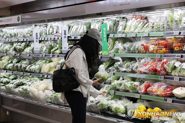 A customer examines agricultural products displayed on the shelves of a discount store in Seoul, on Aug. 5, 2025. (Yonhap) 