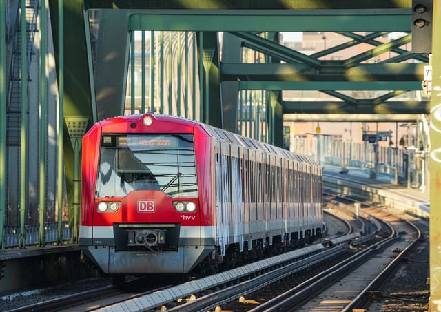 Der Triebwagenführer einer S-Bahn musste eine Notbremsung einleiten. (Symbolfoto)