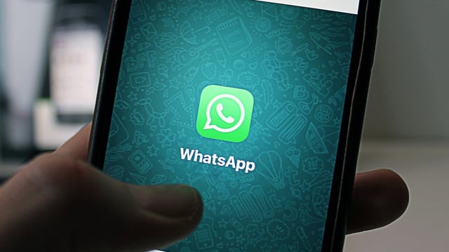 Smartphone, auf dem das Logo von WhatsApp zu sehen ist