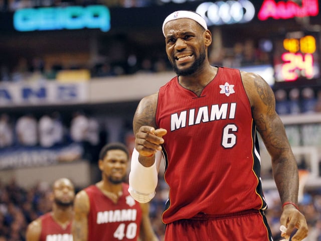 Miami Heat forward LeBron James reacts against the Dallas Mavericks during the second half of their NBA basketball game in Dallas, Texas December 25, 2011.  REUTERS/Mike Stone (UNITED STATES - Tags: SPORT BASKETBALL) eeuu LeBron James campeonato torneo liga nba n.b.a basquet basquetbolistas partido Miami Heat Dallas Mavericks