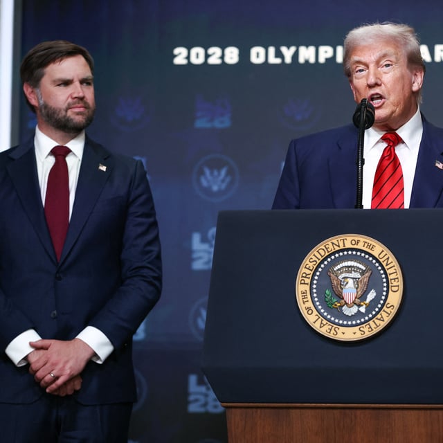 US-Vizepräsident JD Vance (l.) und Präsident Donald Trump (r.) bei einer Presseveranstaltung am Dienstag