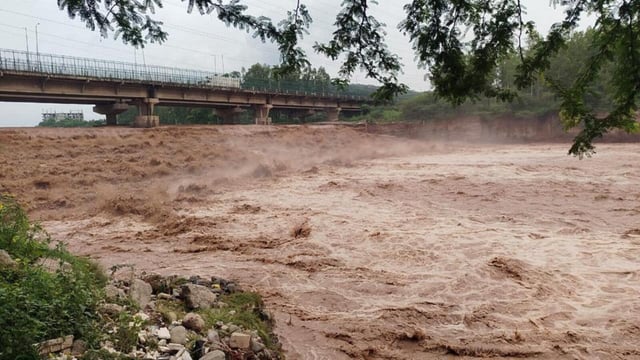 Due to heavy rain in Himachal Pradesh, the Ghaggar river is in spate in Panchkula on Wednesday afternoon. The river flows through Mohali and Patiala districts, where the authorities are on alert after the water level touched the danger mark. (Sant Arora/HT)