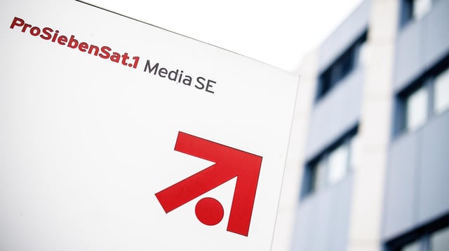 Logo des Medienunternehmens ProSiebenSat.1 an einem Schild vor einem Konzerngebäude