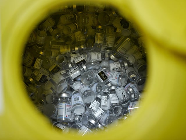 Empty vials of the Pfizer-BioNTech and Moderna vaccine are pictured in a vaccination center as part of the coronavirus disease (COVID-19) vaccination campaign in Geneva, Switzerland February 3, 2021.  REUTERS/Denis Balibouse cesto tacho de basura vacunas