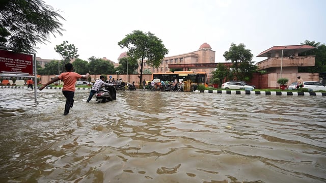 Waterlogging outside the high court building in Vibhuti Khand, Lucknow. (Deepak Gupta/HT)