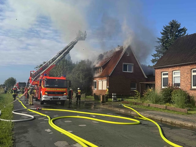 Rund 100 Einsatzkräfte bekämpften die Flammen.