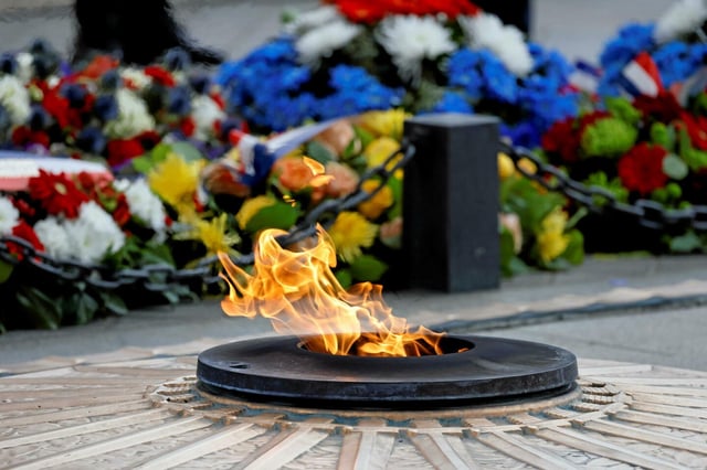 L'individu qui a allumé sa cigarette avec la flamme de la tombe du Soldat inconnu a été pointé du doigt par plusieurs membres du gouvernement. 
