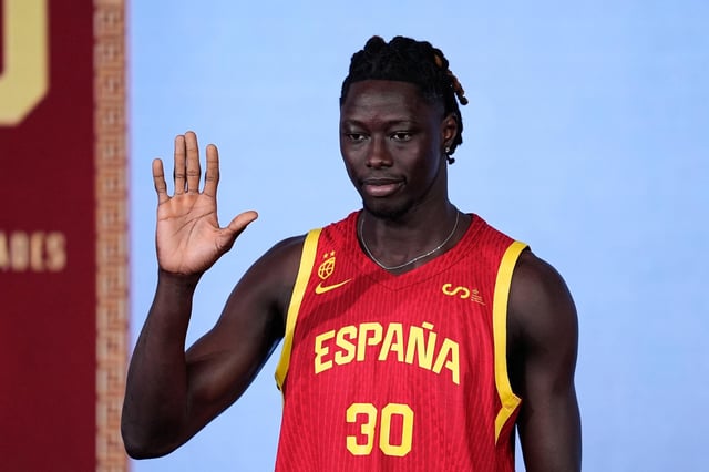 Eli John Ndiaye, en la presentación del Eurobasket 2025, con la camiseta de la selección española de baloncesto