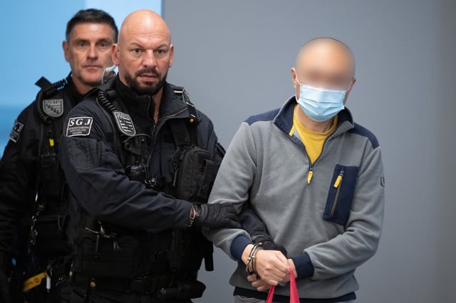 Der Hauptangeklagte Jian G. (r) wird vor Prozessbeginn in den Gerichtssaal geführt. Ein früherer Mitarbeiter des damaligen AfD-Europaabgeordneten Krah muss sich wegen Agententätigkeit für einen chinesischen Geheimdienst vor Gericht verantworten. Der Prozess beginnt am Dienstag am Oberlandesgericht Dresden. Auf der Anklagebank sitzt zudem eine mutmaßliche Komplizin.