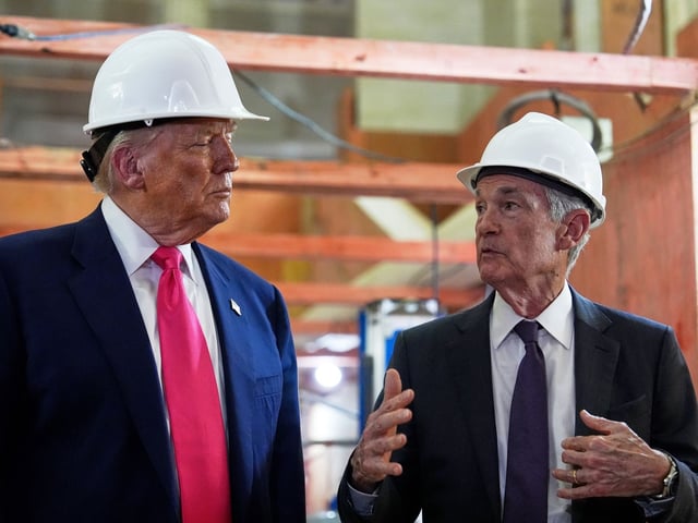 US-Präsident Donald Trump hört zu, als der US-Notenbank-Chef Jerome Powell, während eines Besuchs bei der Federal Reserve spricht. 