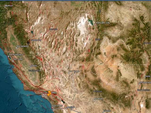 Los dos sismos registrados en la madrugada de este miércoles están señalados con los puntos naranja. Foto: USGS.gov