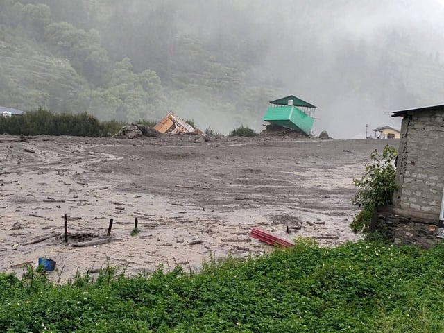 Uttarkashi (India), 05/08/2025.- A handout photo made available by the State Disaster Response Force (SDRF) Uttarkashi shows damage after a cloudburst triggered a mudslide near Harsil, Uttarkashi, Uttarakhand, northern India, 05 August 2025. State officials said a powerful cloudburst struck the Dharali area of Uttarkashi district in Uttarakhand triggering flash floods that swept away a village and left several people missing. (Inundaciones) EFE/EPA/STATE DISASTER RESPONSE FORCE UTTARKASHI HANDOUT -- MANDATORY CREDIT -- HANDOUT EDITORIAL USE ONLY/NO SALES/NO ARCHIVES