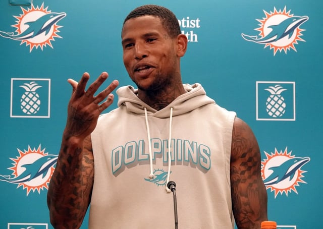 Miami Dolphins tight end Darren Waller speaks during a news conference Tuesday, July 22, 2025, at the Baptist Health Training Complex in Miami Gardens. (Joe Cavaretta/South Florida Sun Sentinel)