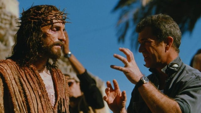 Jim Caviezel y Mel Gibson durante el rodaje de La Pasión de Cristo.
