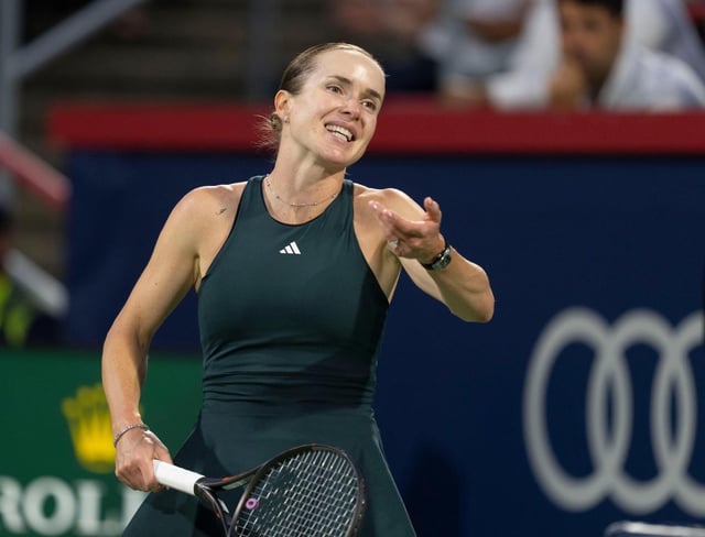 Elina Svitolina reacciona durante su duelo de cuartos de final contra Naomi Osaka en el Abierto de Canadá, el martes 5 de agosto de 2025, en Montreal. (Christinne Muschi/The Canadian Press vía AP)