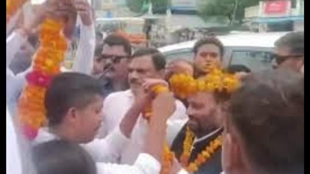 Swami Prasad Maurya moments before he was slapped by a man posing as a supporter.(Videograb) (Sourced)